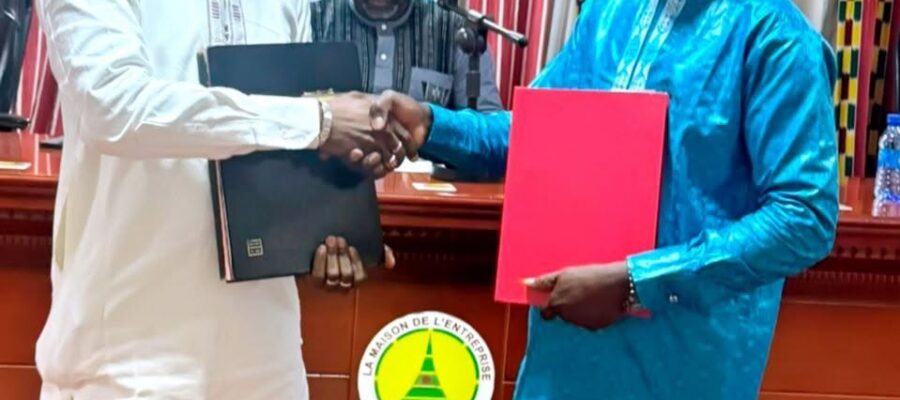 Le-Directeur-entrant-le-camarade-Oumarou-BARRO-et-le-Directeur-sortant-Bourkary-SAWADOGO.